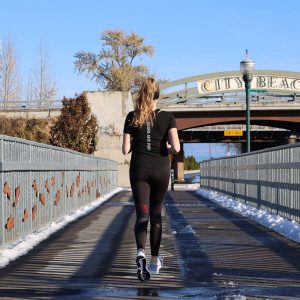 not a horse - Women Shirt – brave and free - Model jogging back