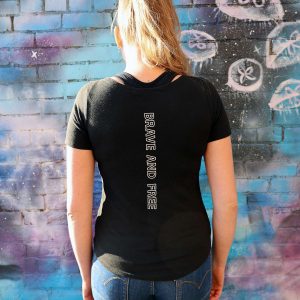 not a horse - Women Shirt – brave and free - Model wall back