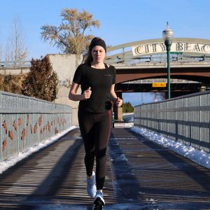 not a horse - Women Shirt – brave and free - Model jogging front